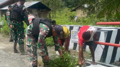 Peduli Kebersihan dan Kesehatan, Satgas Yonif 122/TS Laksanakan Karya Bhakti Bersama Masyarakat