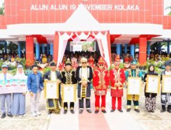 Gubernur Andi Sumangerukka Serahkan Penghargaan Bergengsi Kepada 3 Kabupaten Usai Pimpin Upacara HUT Sultra Ke-61