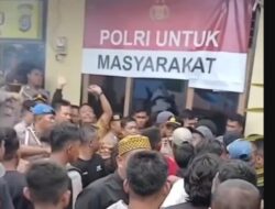 Massa dan Polisi Nyaris Bentrok di Mapolsek Kabawo