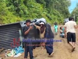 Diduga Pengaruh Jalan Rusak, Mobil Pick Up Terbalik di Tanjakan Desa Taore Koltim