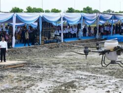 Presiden Prabowo Tanam Benih Padi Gunakan Teknologi Drone Pertanian di Ogan Ilir