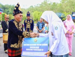 Peringatan Hardiknas 2025 di Sultra, Sejumlah Peserta Didik Terima Beasiswa Pendidikan