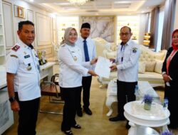 Wali Kota Kendari Serahkan 5 SK Plt Kepala OPD, Tekankan Sikap Amanah