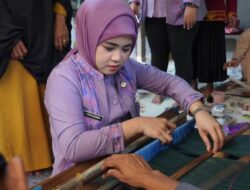 Ketua Dekranasda Kota Kendari Kunjungi Rumah Tenun dan Kerajinan Nentu