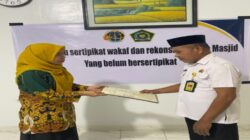 Tindaklanjut Mandat Menteri ATR/Kepala BPN, Kepala Kantor Pertanahan Muna Serahkan 11 Sertipikat Wakaf Tanah Masjid