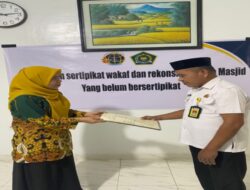 Tindaklanjut Mandat Menteri ATR/Kepala BPN, Kepala Kantor Pertanahan Muna Serahkan 11 Sertipikat Wakaf Tanah Masjid