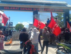 Bakar Ban Warnai Gerakan Muna Raya Bersatu Minta Pencopotan Kepala UPP Kelas II Raha, Pelabuhan Nusantara Raha Sempat Diboikot