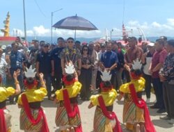 Putra Asal Manado Indra Thimoty Resmi Jabat Kajari Muna, Disambut Tarian Adat di Pelabuhan Nusantara Raha